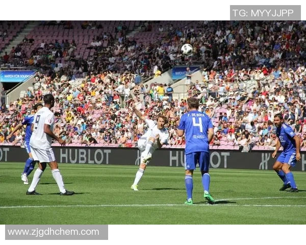 小法激情庆祝击败尤文冲入人群挥出农夫三拳全场沸腾